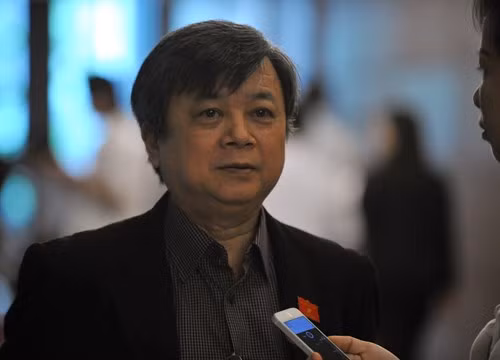 Đại biểu Trương Trọng Nghĩa (TP.HCM) trả lời báo chí - Ảnh: Ngọc Thắng