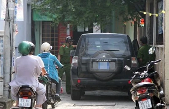 Khám xét nhà của ông Nguyễn Quốc Viễn (38 tuổi, Trưởng Ban Kiểm soát của VNCB) - Ảnh: Thanh Tuyền.