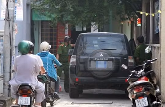 Khám xét nhà của ông Nguyễn Quốc Viễn (38 tuổi, Trưởng Ban Kiểm soát của VNCB) - Ảnh: Thanh Tuyền.