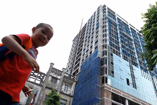 Cao ốc số 8B Lê Trực (Hà Nội) xây vượt 16m so với chiều cao đã được cấp phép - Ảnh: Nguyễn Khánh