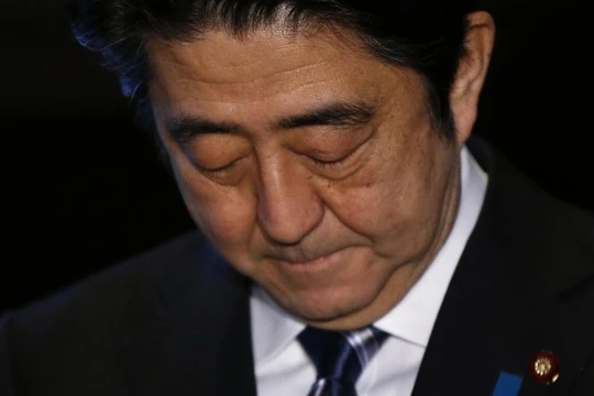 Thủ tướng Abe đang chịu rất nhiều áp lực