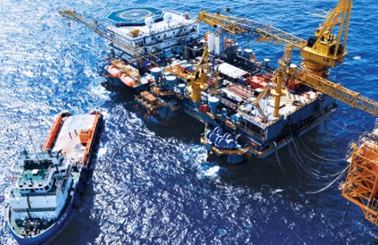 Thu từ dầu thô giảm 12,6% so cùng kỳ năm 2014. Ảnh: TL