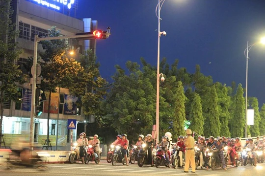 Phía tây cầu quay Sông Hàn đèn tín hiệu vẫn hoạt động, dưới sự điều tiết của CSGT