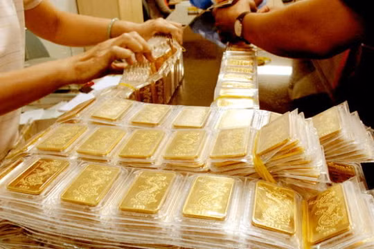 Ngay khi có thông tin Ngân hàng Nhà nước điều chỉnh tỉ giá, giá vàng miếng đã tăng không ngừng, cao nhất đạt 33,3 triệu đồng/lượng