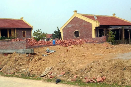 Trong số gần 60 căn nhà “điền viên thôn” ở xã Yên Bài, huyện Ba Vì, có nhiều công trình đến nay các cấp chính quyền vẫn chưa biết chủ sở hữu là ai vì việc mua bán đất không thông qua chính quyền, chưa được cấp giấy chứng nhận quyền sử dụng đất - Ảnh: Xuân