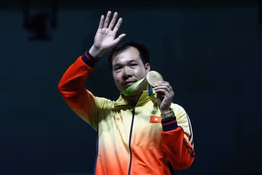 Hoàng Xuân Vinh xúc động khi quốc ca Việt Nam lần đầu tiên giúp Việt Nam giành huy chương vàng tại Olympic.