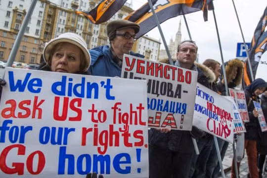 Người dân cầm những tấm bảng chống Mỹ tập trung trước cửa Đại sứ quán Mỹ ở Moscow để biểu tình tháng 3/2015