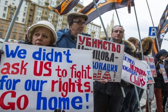 Người dân cầm những tấm bảng chống Mỹ tập trung trước cửa Đại sứ quán Mỹ ở Moscow để biểu tình tháng 3/2015