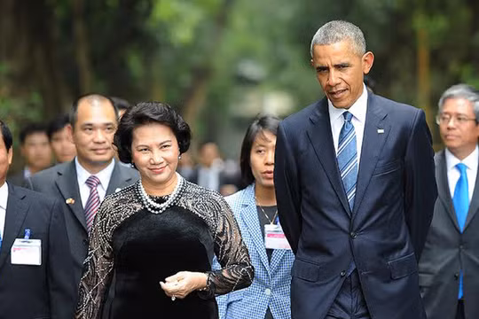 Chủ tịch Quốc hội Nguyễn Thị Kim Ngân và Tổng thống Obama đi thăm Nhà sàn Bác Hồ