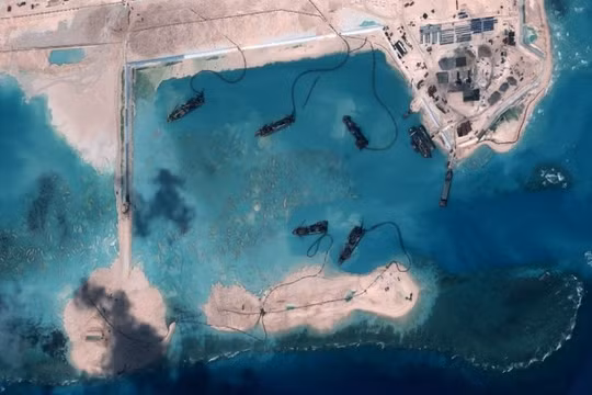 Trung Quốc tiến hành hoạt động ồ ạt cải tạo đất tại Biển Đông. 