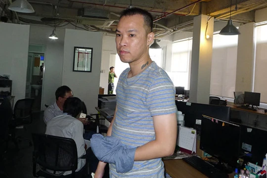 Tô Công Hưng tại trụ sở công ty khi lực lượng công an đang thực hiện lệnh khám xét 