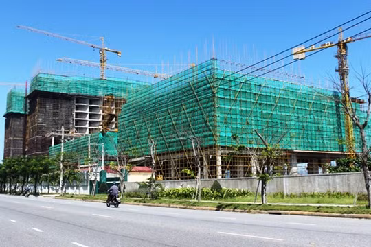 Khách sạn JW Marriott nằm ở “khu vực nhạy cảm” sát biển và gần sân bay Nước Mặn - Ảnh: Hoàng Sơn