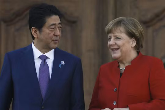 Thủ tướng Nhật Bản Abe và người đồng nhiệm Đức Angela Merkel