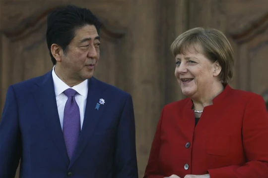 Thủ tướng Nhật Bản Abe và người đồng nhiệm Đức Angela Merkel