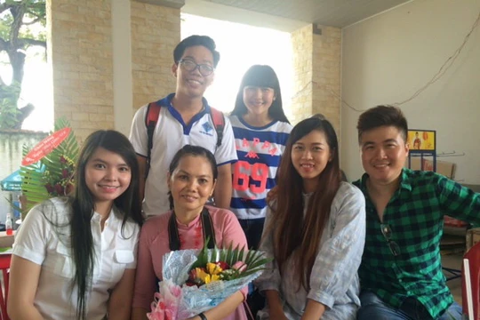 Cô giáo Lê Thị Thùy Trang trong Ngày nhà gíáo 20-11 vừa qua với những học trò cũ về thăm khi biết cô bị kỷ luật - Ảnh: học sinh của cô Trang cung cấp