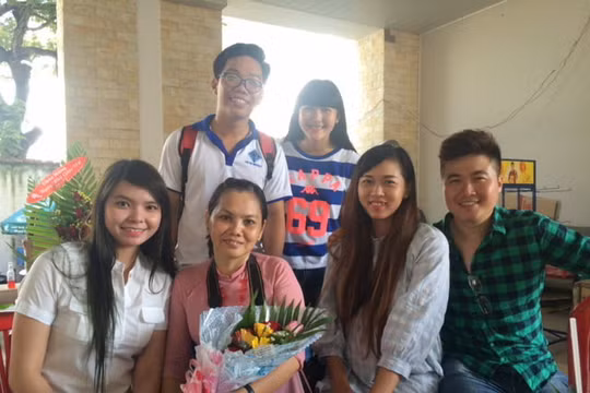 Cô giáo Lê Thị Thùy Trang trong Ngày nhà gíáo 20-11 vừa qua với những học trò cũ về thăm khi biết cô bị kỷ luật - Ảnh: học sinh của cô Trang cung cấp