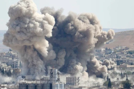 IS buộc phải rút chạy trước những đợt không kích dữ dội của Mỹ và sự kiên cường của chiến binh người Kurd