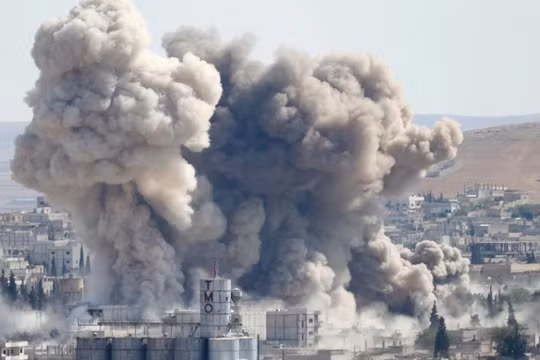 IS buộc phải rút chạy trước những đợt không kích dữ dội của Mỹ và sự kiên cường của chiến binh người Kurd