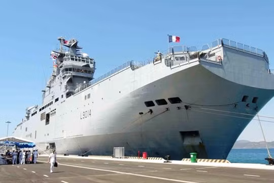 Tàu đổ bộ tấn công Mistral của hải quân Pháp thăm cảng Cam Ranh của Việt Nam