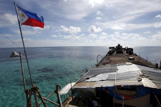Quốc kỳ Philippines bay trên boong tàu Sierra Madre của hải quân Philippines - Ảnh: Reuters