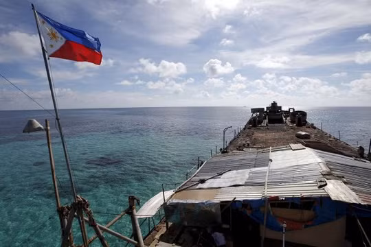 Quốc kỳ Philippines bay trên boong tàu Sierra Madre của hải quân Philippines - Ảnh: Reuters