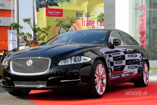 Người Việt rất chịu chơi, tung tiền tậu xe siêu sang