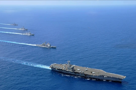 Cụm tác chiến tàu sân bay Mỹ gồm mẫu hạm và các tàu tuần dương hạm, khu trục hạm và hộ vệ hạm hoạt động trên Biển Đông