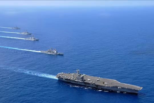 Cụm tác chiến tàu sân bay Mỹ gồm mẫu hạm và các tàu tuần dương hạm, khu trục hạm và hộ vệ hạm hoạt động trên Biển Đông