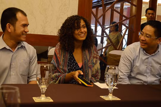 Tâm trạng đã tốt hơn, cô Alaa Aldoh thoải mái chia sẻ với báo chí chiều 16-3 - Ảnh: Vũ Thủy