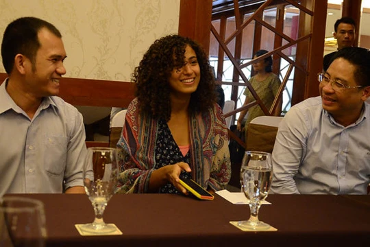 Tâm trạng đã tốt hơn, cô Alaa Aldoh thoải mái chia sẻ với báo chí chiều 16-3 - Ảnh: Vũ Thủy