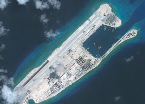 Đá Chữ Thập đã được Trung Quốc biến thành đảo nhân tạo diện tích lớn với đường băng dài 3.000m