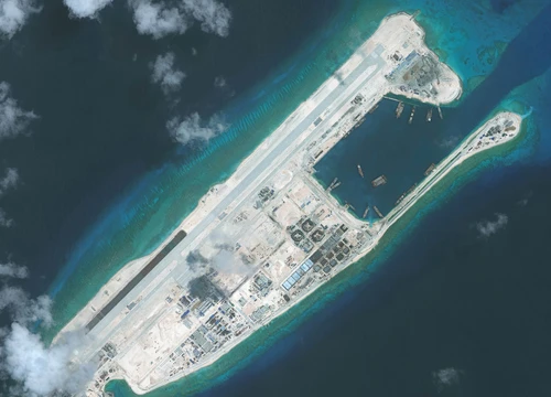 Đá Chữ Thập đã được Trung Quốc biến thành đảo nhân tạo diện tích lớn với đường băng dài 3.000m
