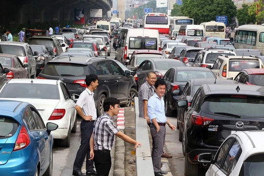 Tắc đường suốt 2 giờ tại tuyến đường vành đai 3 khiến nhiều tài xế sốt ruột, rủ nhau rời khỏi xe ra ngoài tán gẫu. ảnh: VnE