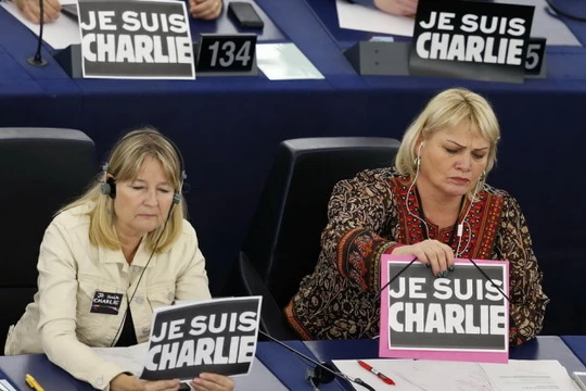 Các nghị sĩ của Nghị viện châu Âu đặt bảng hiệu “Tôi là Charlie” trước mặt trong phiên họp ở Strasbourg (Pháp) ngày 12-1 Ảnh: Reuters