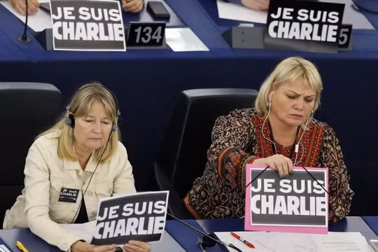 Các nghị sĩ của Nghị viện châu Âu đặt bảng hiệu “Tôi là Charlie” trước mặt trong phiên họp ở Strasbourg (Pháp) ngày 12-1 Ảnh: Reuters