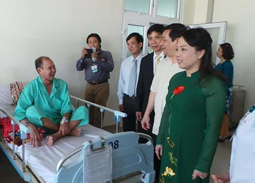 Bộ trưởng Bộ Y tế Nguyễn Thị Kim Tiến thăm bệnh nhân đang điều trị bệnh ung thư tại Bệnh viện Chợ Rẫy Ảnh: NGUYỄN THẠNH