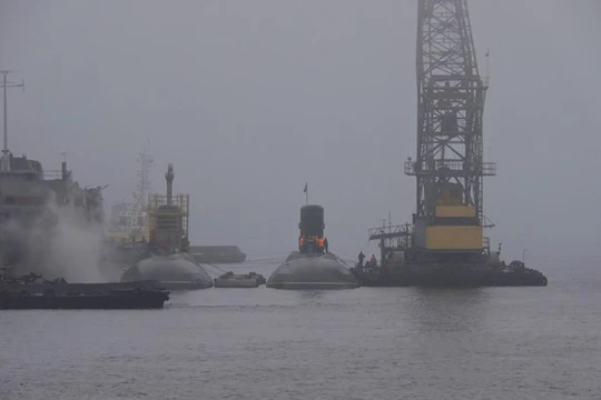 Tàu ngầm Đà Nẵng (phải) chuẩn bị rời đi sang vị trí mới, bên cạnh là tàu ngầm Bà Rịa - Vũng Tàu, ảnh chụp ngày 7.11