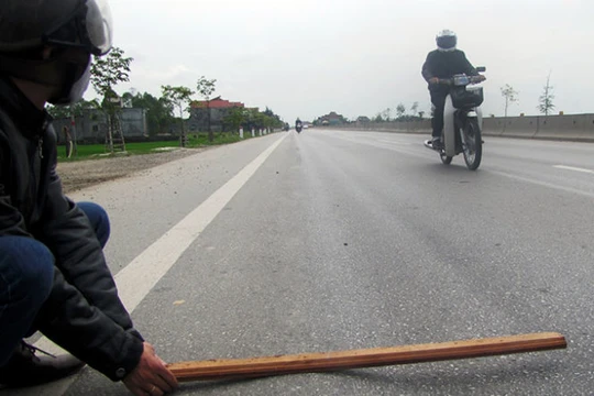 Vết lún trên đoạn quốc lộ 1 qua Hà Tĩnh, một bên hõm xuống và gờ lên sống trâu 