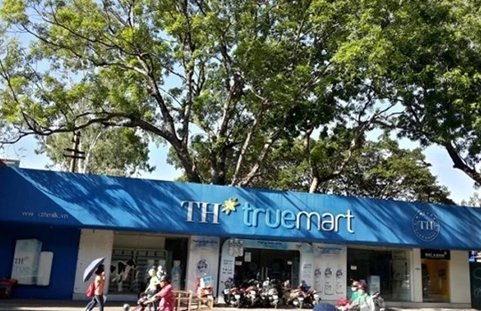 Chuỗi cửa hàng kinh doanh sữa TH thuê tại khu đất vàng số 4-6 Chùa Bộc. Ảnh: Vũ Quang