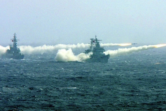 Chiến hạm Trung Quốc tập trận, phóng tên lửa trên biển