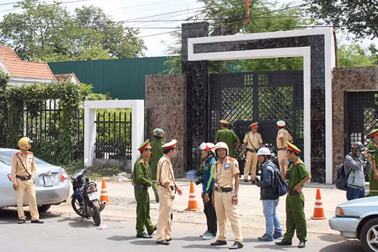 Cảnh sát bảo vệ hiện trường vụ thảm sát 