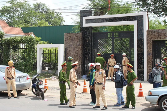 Cảnh sát bảo vệ hiện trường vụ thảm sát 