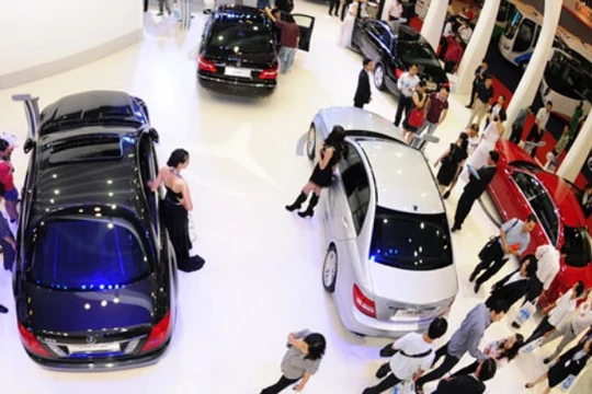 Nhiều người cố gắng mua cho được xế hộp để bằng anh bằng em