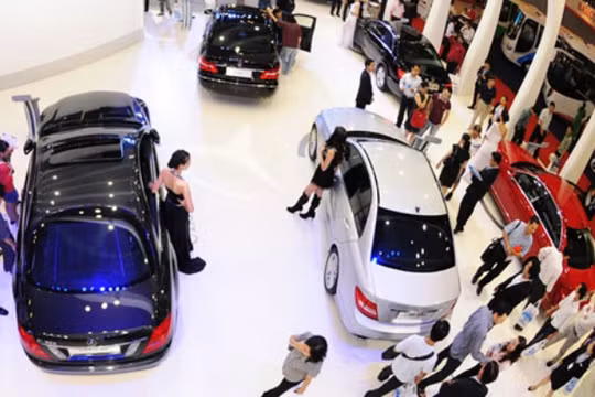 Nhiều người cố gắng mua cho được xế hộp để bằng anh bằng em