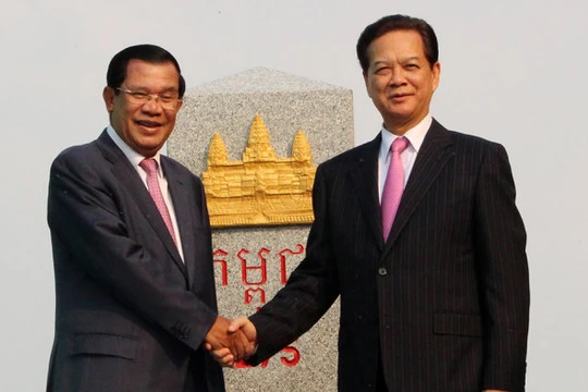 Thủ tướng Nguyễn Tấn Dũng và Thủ tướng Chính phủ Hoàng gia Campuchia Samdec Hun Sen đến dự lễ khánh thành cột mốc biên giới 275 - Ảnh: Đ. VỊNH