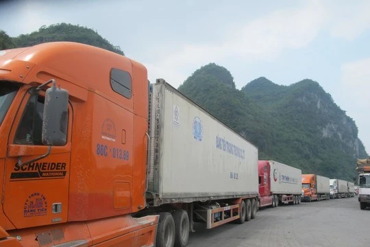 Xe chở dưa hấu "tắc" kéo dài hàng cây số ở cửa khẩu Tân Thanh