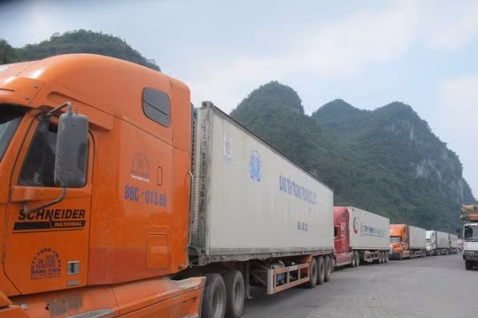 Xe chở dưa hấu "tắc" kéo dài hàng cây số ở cửa khẩu Tân Thanh