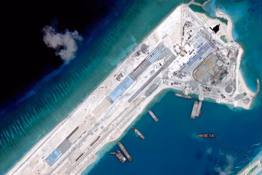 Ảnh vệ tinh chụp đường băng xây trái phép trên Đá Chữ thập hồi tháng 4-2015. Ảnh: DigitalGlobe