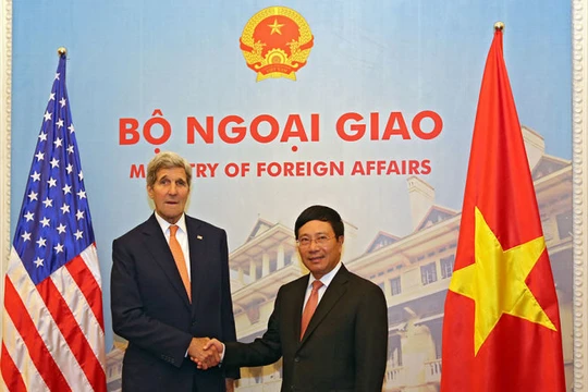 Ngoại trưởng John Kerry (trái) bắt tay Phó Thủ tướng, Bộ trưởng Ngoại giao Phạm Bình Minh nhân chuyến thăm Việt Nam vào tháng 8-2015 - Ảnh: Việt Dũng 