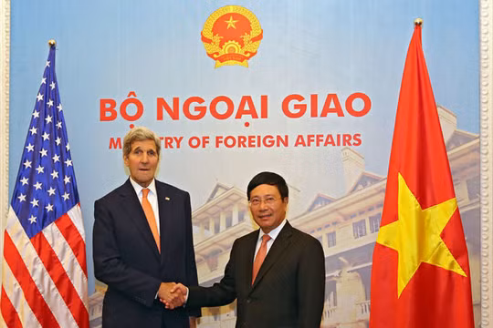 Ngoại trưởng John Kerry (trái) bắt tay Phó Thủ tướng, Bộ trưởng Ngoại giao Phạm Bình Minh nhân chuyến thăm Việt Nam vào tháng 8-2015 - Ảnh: Việt Dũng 
